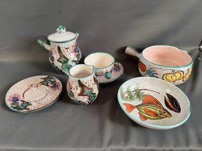 plusieurs pièces de poterie posées sur une table recouverte d'une nappe noire