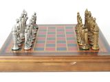 un échiquier avec des pièces d'échecs, sur fond blanc
