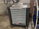 deux machines installées dans une pièce