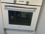 un four blanc posé dans un coin de la cuisine