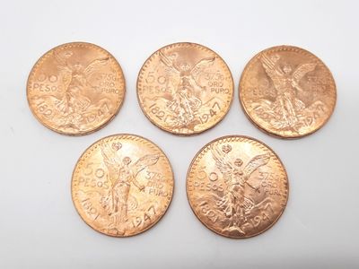 quatre types de pièces différents sont présentés sur une surface blanche