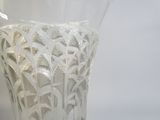 un vase en verre orné d'un motif, posé sur une table