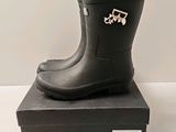 une paire de bottes de pluie noires posée sur une boîte