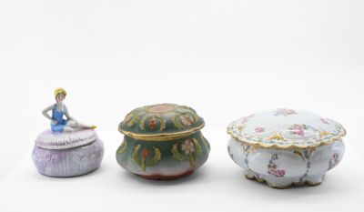 Trois boîtes couvertes en porcelaine l'une à décor d'une fem…