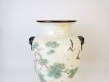 un vase blanc orné d'une peinture représentant des oiseaux et des arbres