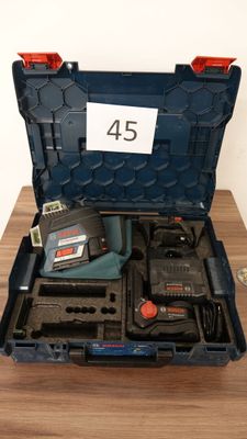 une boîte contenant des outils posée sur une table, avec une étiquette de prix dessus
