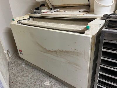 une image d'une cuisine avec une cuisinière et un four