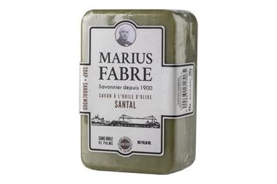 un gros plan d'un savon sur fond blanc