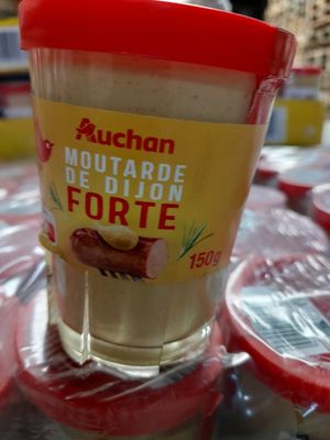une tasse remplie de nourriture posée sur une table dans un magasin