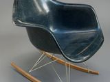 une image représentant un fauteuil à bascule bleu sur fond gris