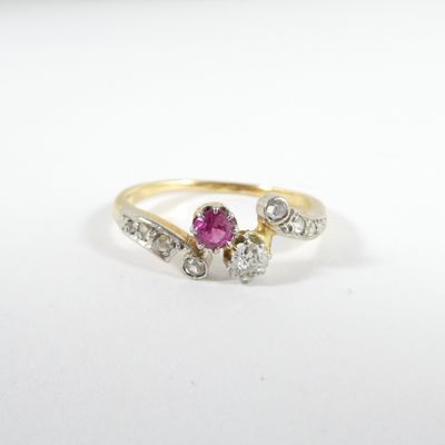 une bague en or sertie d'une pierre rose et de diamants blancs