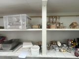 une cuisine dont les étagères sont encombrées