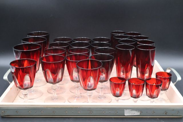 Lot de verres rouge : 4 à liqueur, 13 à vin, 3 à eau et 8 flûtes