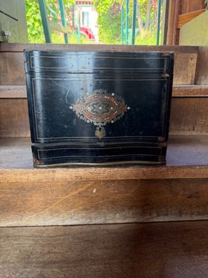une valise noire posée sur un escalier