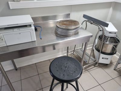 un plan de travail de cuisine sur lequel se trouvent un micro-ondes et un saladier