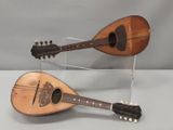 deux mandolines posées côte à côte sur une surface blanche