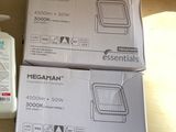 deux cartons posés l'un à côté de l'autre sur une table