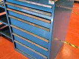 un établi bleu sur lequel sont posés de nombreux outils