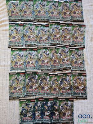 un gros plan sur une pile de cartes Pokémon posée sur une table