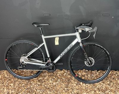 un vélo garé contre un mur