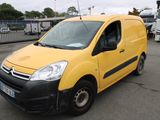 une camionnette jaune garée dans un parking