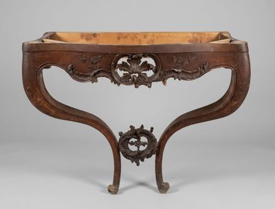 une console ancienne aux pieds sculptés et au plateau en bois