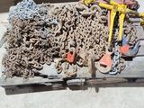 un tas de chaînes posé sur une palette à côté d'une borne d'incendie