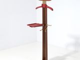un porte-manteau en bois muni d'une tringle à vêtements