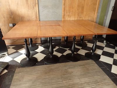 une table posée sur un sol à damier noir et blanc