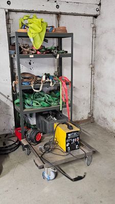 une image d'un garage avec beaucoup d'outils