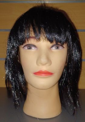 une tête de mannequin coiffée d'une perruque noire