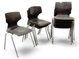 trois chaises noires placées les unes à côté des autres sur une surface blanche