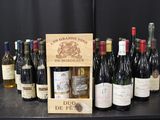 de nombreuses bouteilles de vin dans une vitrine posée sur une table