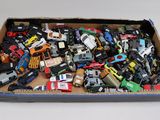 une boîte en carton remplie de petites voitures de toutes sortes