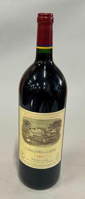 une bouteille de vin posée sur une table