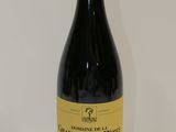 la bouteille de vin est posée sur la table à côté du mur