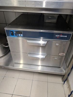 un lave-vaisselle argenté trônant au milieu d'une cuisine