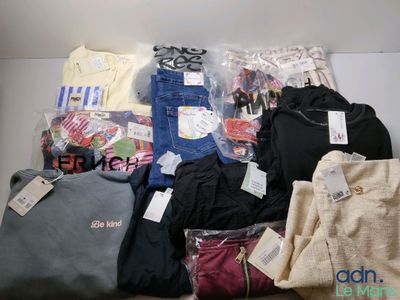 un tas de vêtements posés sur une table