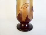 un vase orné d'un motif marron et jaune