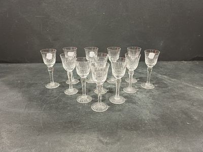 six verres à vin transparents posés les uns à côté des autres sur une table