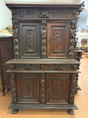 DRESSOIR en noyer sculpté ouvrant par 2 tiroirs et deux port…