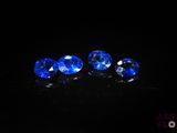 trois saphirs bleus sur fond noir