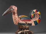 gros plan d'une sculpture d'oiseau sur un socle
