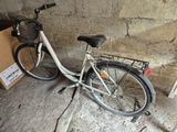 un vélo garé à côté d'un carton