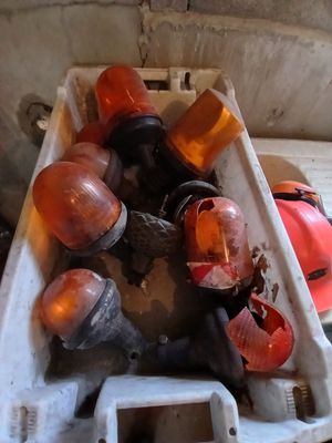 une photo montrant un bouquet de lumières orange et blanches