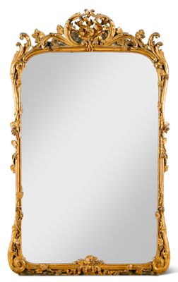 un grand miroir doré orné d'un motif raffiné sur fond blanc