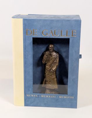 statue d'un homme dans une boîte posée sur une surface blanche