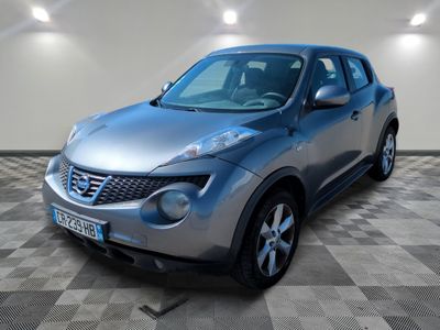 une photo d'une Nissan Juke argentée est posée sur un sol à damier