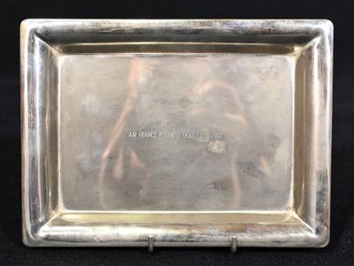 une assiette ancienne en argent sur laquelle est représentée une femme