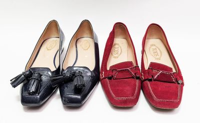 trois paires de chaussures de femmes sont alignées sur une surface blanche